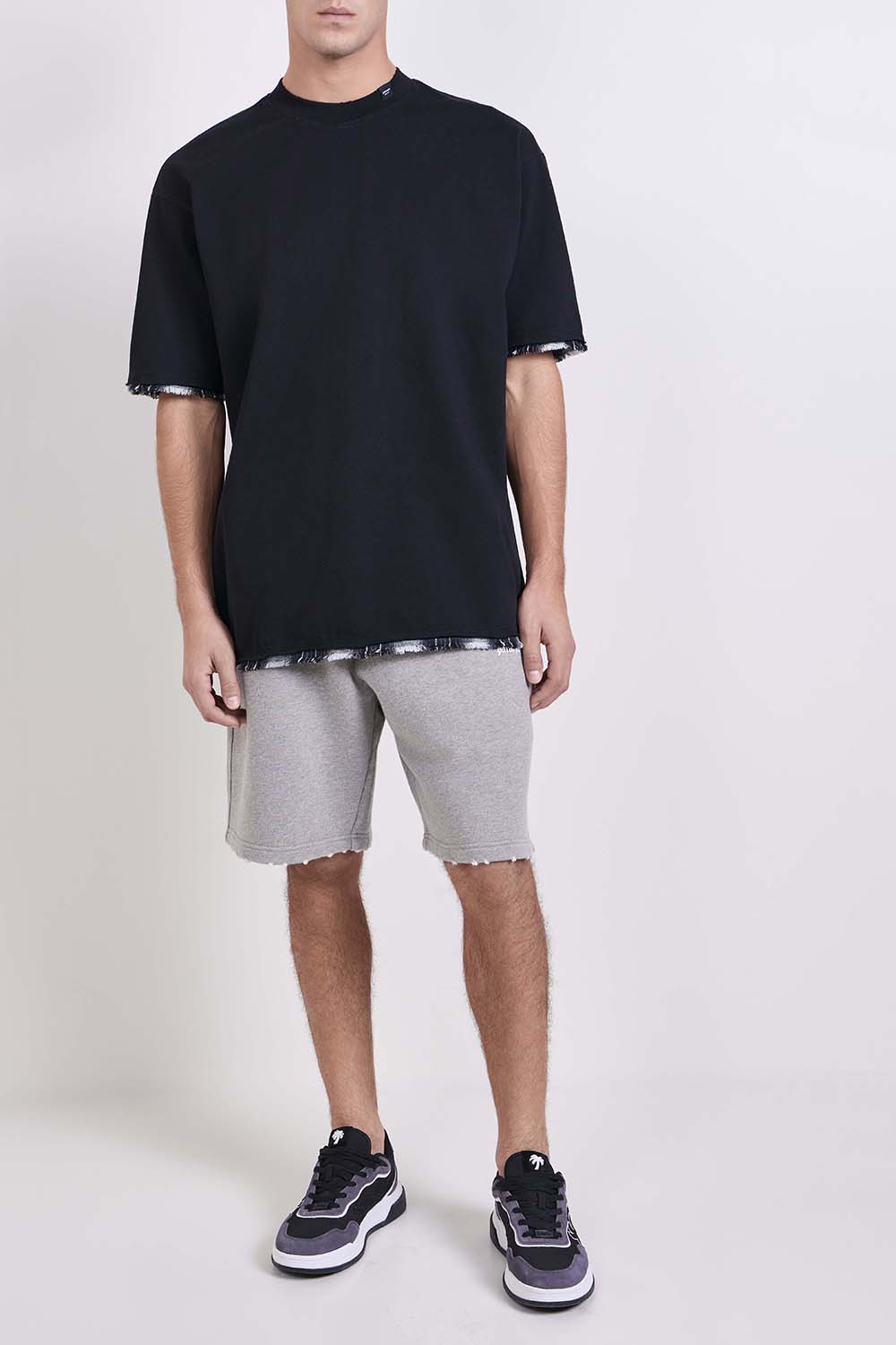 תמונת כל הלוק של מכנסי ג'וגר קצרים